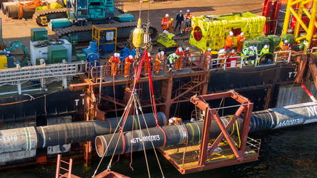 Specialists perform an above-water tie-in while finishing the construction of the Nord Stream 2 gas subsea pipeline onboard the laybarge Fortuna in the Baltic Sea, September 8, 2021. Picture taken September 8, 2021. © Reuters / Nord Stream 2