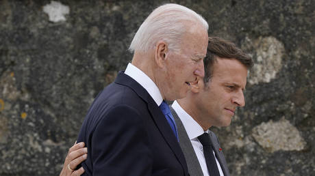 US President Joe Biden (L) talks with France's President Emmanuel Macron. © AFP / Patrick Semansky