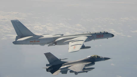 This handout photo taken and released on February 10, 2020 by Taiwan's Defence Ministry shows a Taiwanese F-16 fighter jet flying next to a Chinese H-6 bomber (top) in Taiwan's airspace. © AFP / Handout / Taiwan's Defence Ministry