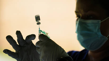 A syringe is prepared with the Pfizer COVID-19 vaccine at a clinic at the Reading Area Community College in Reading, Pa. © AP Photo/Matt Rourke