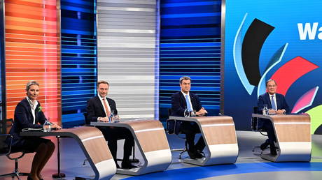 FILE PHOTO: Candidates for the general election Alice Weidel (AfD), Christian Lindner (FDP), Markus Soeder (CSU) and Armin Laschet (CDU) attend a final televised debate ahead of the election in Berlin, Germany September 23, 2021. © REUTERS/ Tobias Schwarz