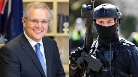 Scott Morrison, seen alongside a police officer at an anti-vaccine mandate rally in Melbourne, Australia, September 22, 2021 © Wikipedia and Reuters / James Ross