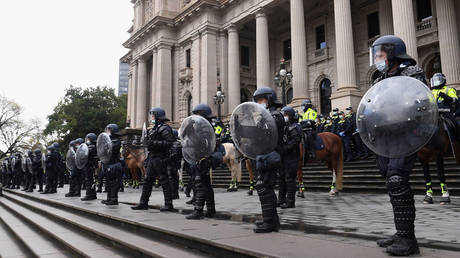 FILE PHOTO: Riot police guard Victoria's Parliament House. © AAP Image / James Ross via REUTERS