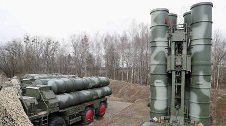 FILE PHOTO: A view shows a new S-400 'Triumph' surface-to-air missile system after its deployment at a military base outside the town of Gvardeysk near Kaliningrad, Russia March 11, 2019. © REUTERS/Vitaly Nevar