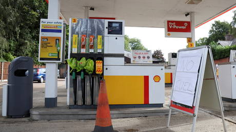 A Shell petrol station that has run out of fuel is seen in Northwich, Britain, May 27, 2021. © REUTERS/Molly Darlington
