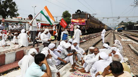Farmers block railway tracks as part of protests against farm laws during nationwide protests, in Sonipat, northern state of Haryana, India, September 27, 2021. © Reuters / Anushree Fadnavi