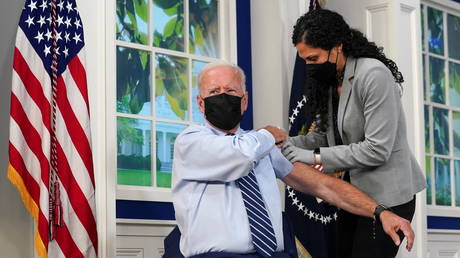 US President Joe Biden receives his Covid-19 booster vaccination, September 27, 2021.