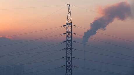 A view shows high voltage electric lines and a pylon in the Siberian city of Krasnoyarsk, Russia December 26, 2018.© REUTERS/Ilya Naymushin