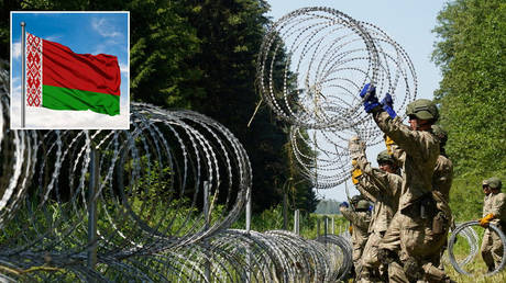 Lithuanian army soldiers install razor wire on the border with Belarus. © REUTERS/Janis Laizans; (inset) © Getty Images/sezer ozger