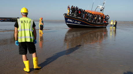 Migrants rescued from the English Channel arrive on a Royal National Lifeboat Institution (RNLI) boat at Dungeness, Britain, September 7, 2021. © REUTERS/Peter Nicholls