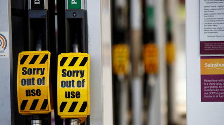 Signage informs customers that fuel has run out at a petrol station in Northwich, Britain, September 29, 2021. © Reuters / Jason Cairnduff