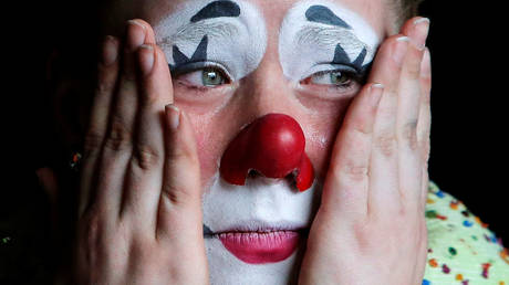 FILE PHOTO: A circus clown cries as she watches the final show of the Ringling Bros and Barnum & Bailey Circus in Wilkes-Barre, Pennsylvania, May 1, 2016 © Reuters / Andrew Kelly