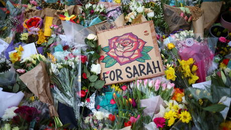 Flowers and messages are seen at a memorial site at the Clapham Common Bandstand, following the kidnap and murder of Sarah Everard, in London, Britain March 16, 2021. © Reuters / Hannah McKay