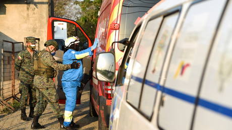 Army soldiers check an ambulance driver at the Penitenciaria del Litoral jail after prisoners died and others were injured in a riot in Guayaquil, Ecuador, September 28, 2021 © Reuters / Vicente Gaibor del Pino