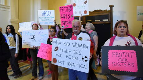 Demonstrators line the hallway to the House Chamber to protest against transgender girls participating in female sports at the State Capitol in Austin, Texas, U.S. September 20, 2021. © Reuters / Sergio Flores