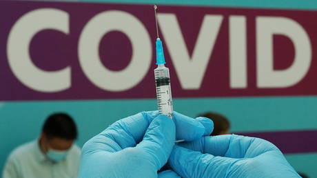 A man receives a dose of Sputnik V (Gam-COVID-Vac) vaccine against the coronavirus disease at a vaccination centre in Gostiny Dvor in Moscow, Russia. © Sputnik / Pavel Bednyakov