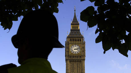 A London policeman near London's Houses of Parliament and Big Ben © Reuters / Chris Helgren