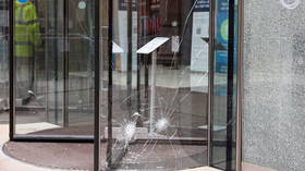 XR activists use HAMMERS & CHISELS to break glass at JP Morgan offices during fossil-fuel protest in London (VIDEO)