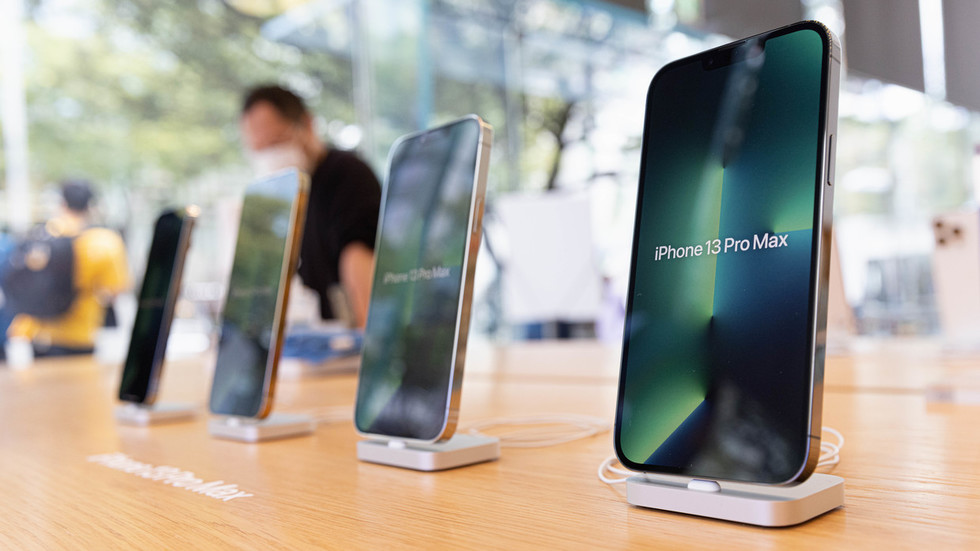 Apple cutting iPhone Christmas production by 10 million units due to chip shortage – media
