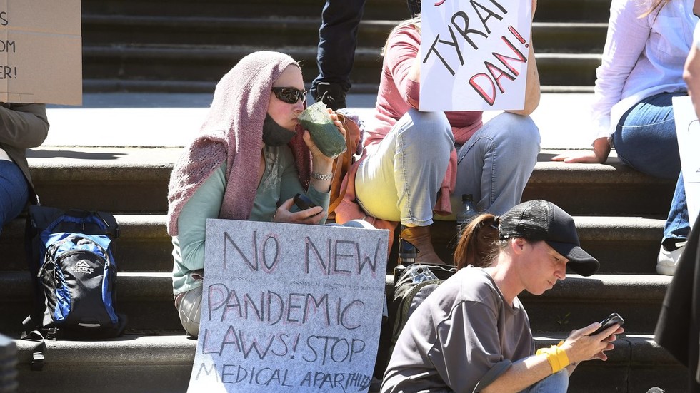 Stoppt die unbegrenzte Machtübernahme: Massen protestiert in Melbourne gegen Impfvorschriften und ein weitreichendes Gesetz über Pandemiebefugnisse (VIDEOS)