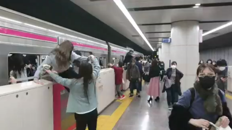 Токийские поезда. Alina Rin в метро Японии. Огонь в вагоне метро. Южная Корея люди в метро. Нападение на поезд