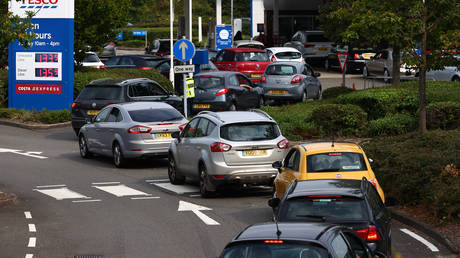 A line of vehicles queue to fill up at a Tesco petrol station in Camberley, west of London on September 26, 2021. © AFP / Adrian DENNIS