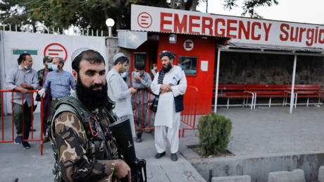 An armed member of Taliban forces stands outside an emergency hospital, after several civilians were killed in an explosion, in Kabul, Afghanistan, October 3, 2021. © Reuters / Jorge Silva