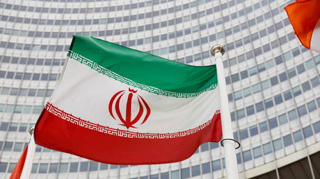 The Iranian flag waves in front of the International Atomic Energy Agency (IAEA) headquarters in Vienna, Austria May 23, 2021. © Reuters / Leonhard Foeger