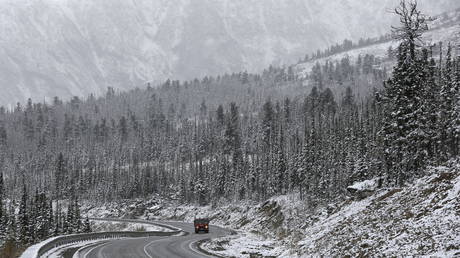 A truck drives along the M54 'Yenisei' highway during a snowfall in the Western Sayan mountains in Southern Siberia near an administrative border with Tuva region, Russia, October 6, 2015. © REUTERS/Ilya Naymushin