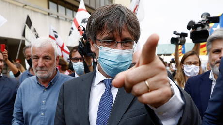 Catalan separatist leader Carles Puigdemont gestures as he leaves a courthouse in Sardinia in Sassari, Italy, October 4, 2021. © Reuters / Guglielmo Mangiapane