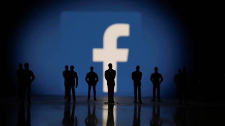 Small toy figures are seen in front of displayed Facebook logo in this illustration taken October 4, 2021. © REUTERS/Dado Ruvic/Illustration