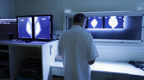 A radiologist examines breast X-rays after a regular cancer prevention medical check-up. November 5, 2012. © Reuters / Eric Gaillard
