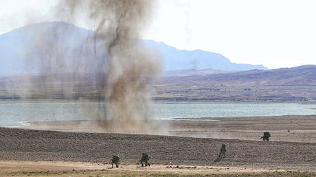 In this photo released by the official website of the Iranian Army on Friday, Oct. 1, 2021, ground force troops partake in maneuvers near the Iranian border with Azerbaijan. © Iranian Army via AP