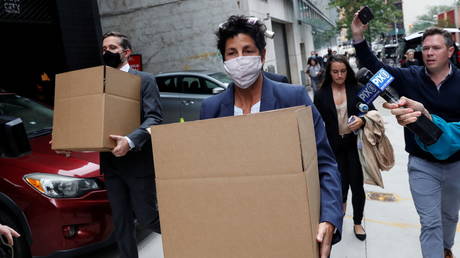 Agents with the Federal Bureau of Investigation carry boxes from the Sergeants Benevolent Association headquarters, where local reports confirmed the FBI was conducting an investigation, along a sidewalk in New York City, U.S., October 5, 2021. REUTERS/Shannon Stapleton