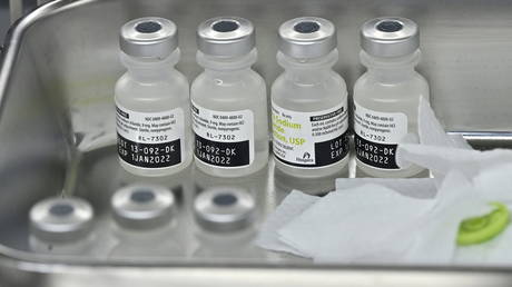 Vials of the Pfizer-BioNTech Covid-19 vaccine at an inoculation site in Seoul, South Korea, March 2021. © Jung Yeon-je / Reuters