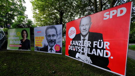 Parliamentary election posters of Olaf Scholz (SPD), Christian Lindner (FDP), and Annalena Baerbock (the Greens), near Bonn, Germany, October 1, 2021. © Wolfgang Rattay / Reuters