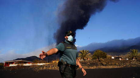 FILE PHOTO: A Spanish civil guard orders journalists to leave an area that was evicted due to the eruption of the Cumbre Vieja volcano on La Palma. © Reuters / Juan Medina