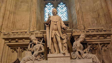 Slavery-linked statues to remain after City of London councillors vote for &lsquo;retain & explain&rsquo; in U-turn after BLM outcry