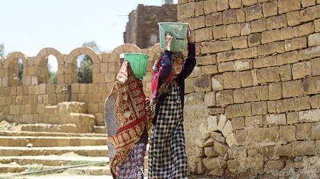 Girls carry buckets they filled with water from a water pond amid an acute shortage of water supply to houses in the historic city of Thula in Yemen's northwestern province of Amran August 20, 2015. © Reuters / Mohamed al-Sayaghi
