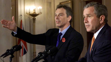 Former U.S. President George W. Bush and former British Prime Minister Tony Blair (L). © Reuters / Win McNamee