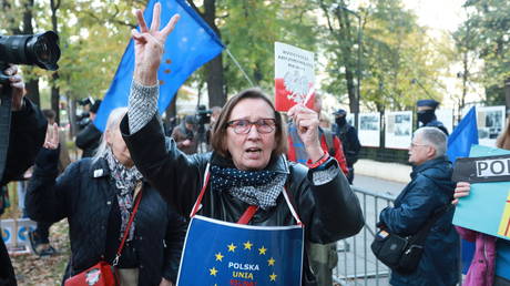 People demonstrate in front of the Constitutional Tribunal building during a session ruling on whether several articles of EU Treaties comply with the Polish Constitution in Warsaw, Poland, October 7, 2021 © Reuters / Jacek Marczewski