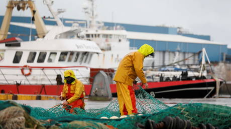 French fishermen repair their nets at Boulogne-sur-Mer (FILE PHOTO) © REUTERS/Charles Platiau