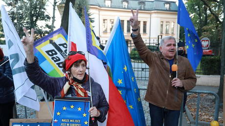 People demonstrate in front of the Constitutional Tribunal building, during a session ruling on whether several articles of EU Treaties comply with the Polish Constitution in Warsaw, Poland October 7, 2021. © Reuters / Jacek Marczewski/Agencja Gazeta