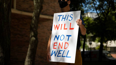 University of MIchigan student protests returning to in-person classes © Reuters / Emily Elconin