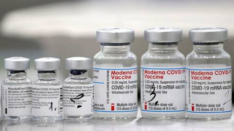 FILE PHOTO: Vials of coronavirus disease vaccines of Pfizer-BioNTech and Moderna are seen in the town of Ricany near Prague, Czech Republic, February 25, 2021 © Reuters / David W Cerny