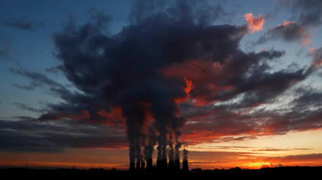 FILE PHOTO: A sunset view of Drax Power Station in North Yorkshire, Britain, November 27, 2020 © Reuters / Lee Smith