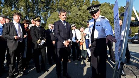 French Interior Minister Gerald Darmanin meets police involved in the fight against illegal immigration at Loon-Plage, France,  October 9, 2021 © AFP / Francois Lo Presti