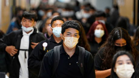 FILE PHOTO: Students wear masks while walking to class at Santa Fe South High School in Oklahoma City, Oklahoma, September 1, 2021 © Reuters / Nick Oxford