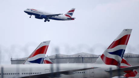 FILE PHOTO: British Airways Airbus A319 aircraft takes off from Heathrow Airport in London, Britain, May 17, 2021. © REUTERS/John Sibley