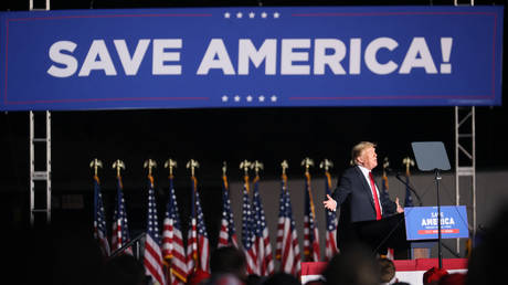 Former President Donald Trump speaks to supporters during a rally at the Iowa State Fairgrounds on October 09, 2021 in Des Moines, Iowa. © AFP / Scott Olson